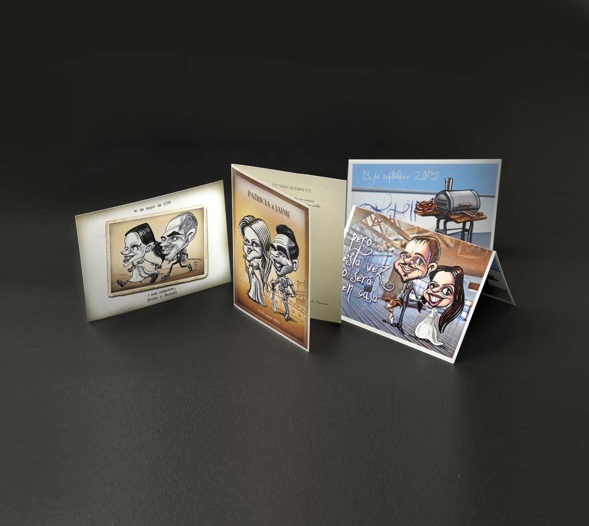 Hay tres tarjetas con imágenes sobre una mesa.