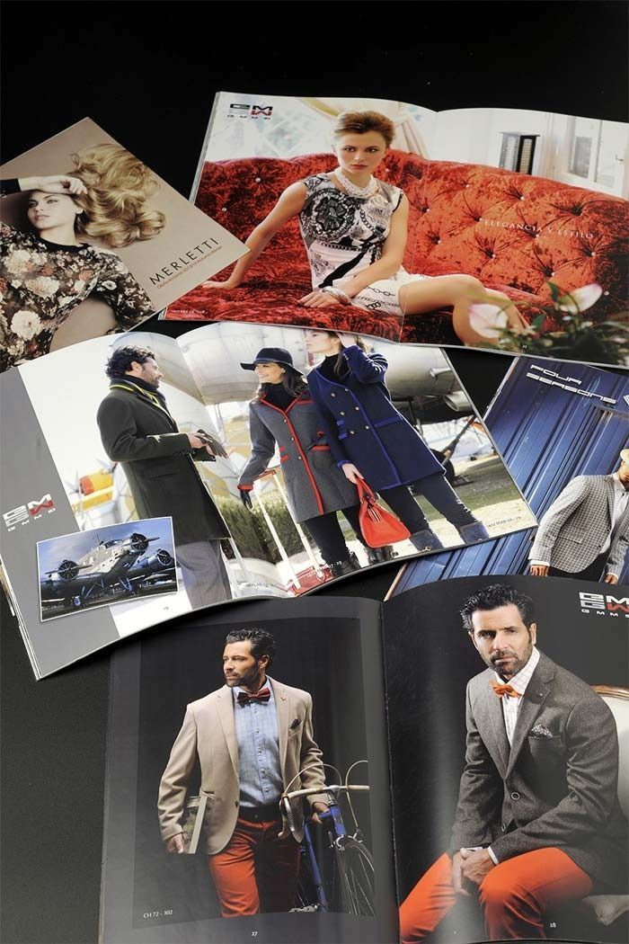 Una pila de revistas con fotos de hombres y mujeres.