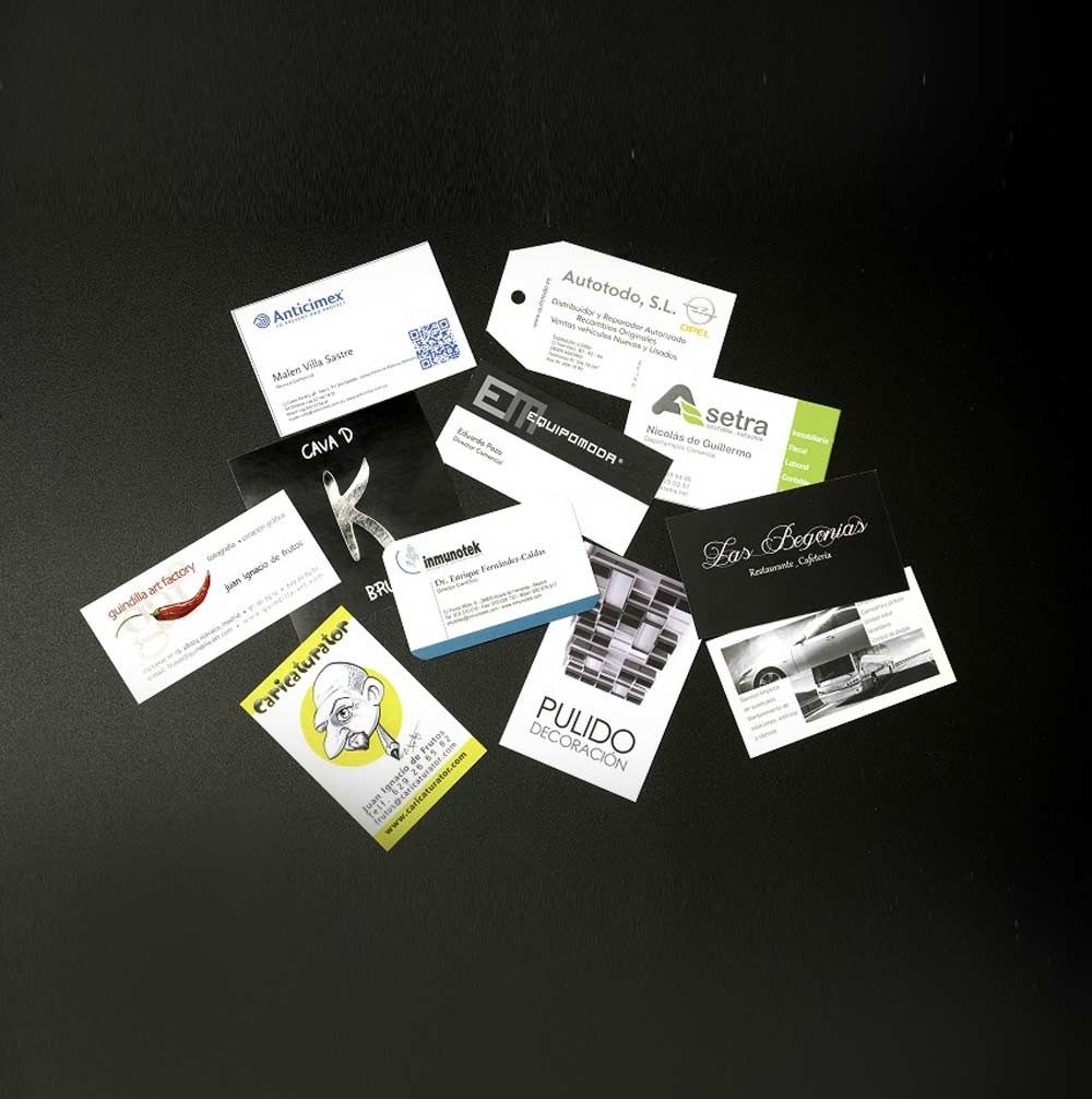 Un montón de tarjetas de visita están sobre una mesa.