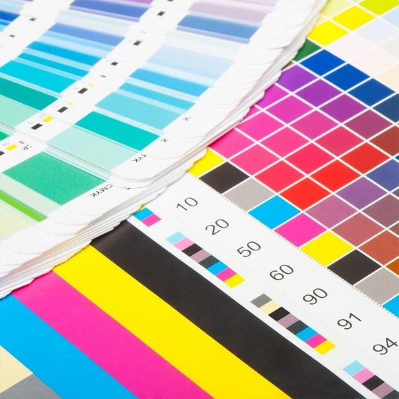 Un montón de papeles de diferentes colores con números en ellos.