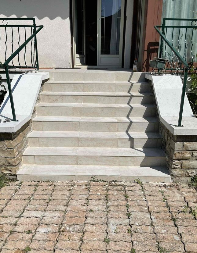 Un escalier rénové en extérieur