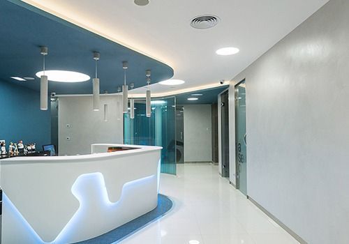 Hay un mostrador de recepción en el medio de la habitación.