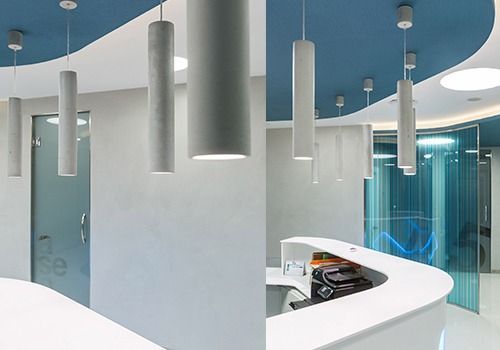 Hay muchas luces colgando del techo en esta habitación.