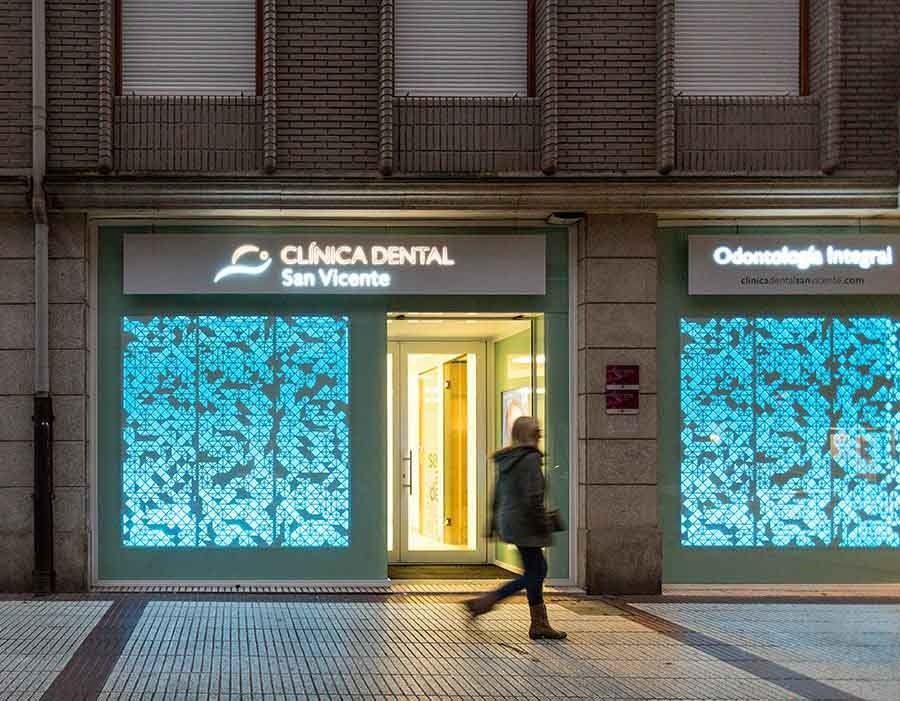 Una persona camina frente a un consultorio dental.