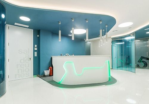 Un mostrador de recepción en una habitación con techo azul.