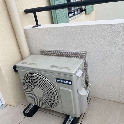 Photo d'une sortie de climatisation extérieure de la marque Hitachi réalisée par EMS Climatisation Plomberie 