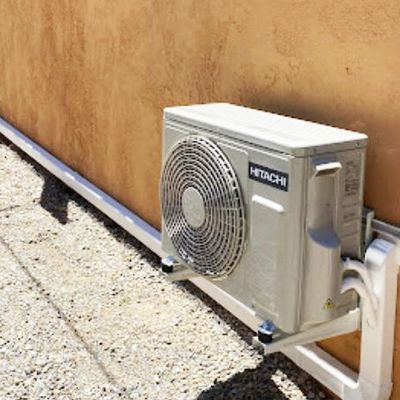 Photo d'une sortie de climatisation extérieure sur un toit réalisée par EMS Climatisation Plomberie 