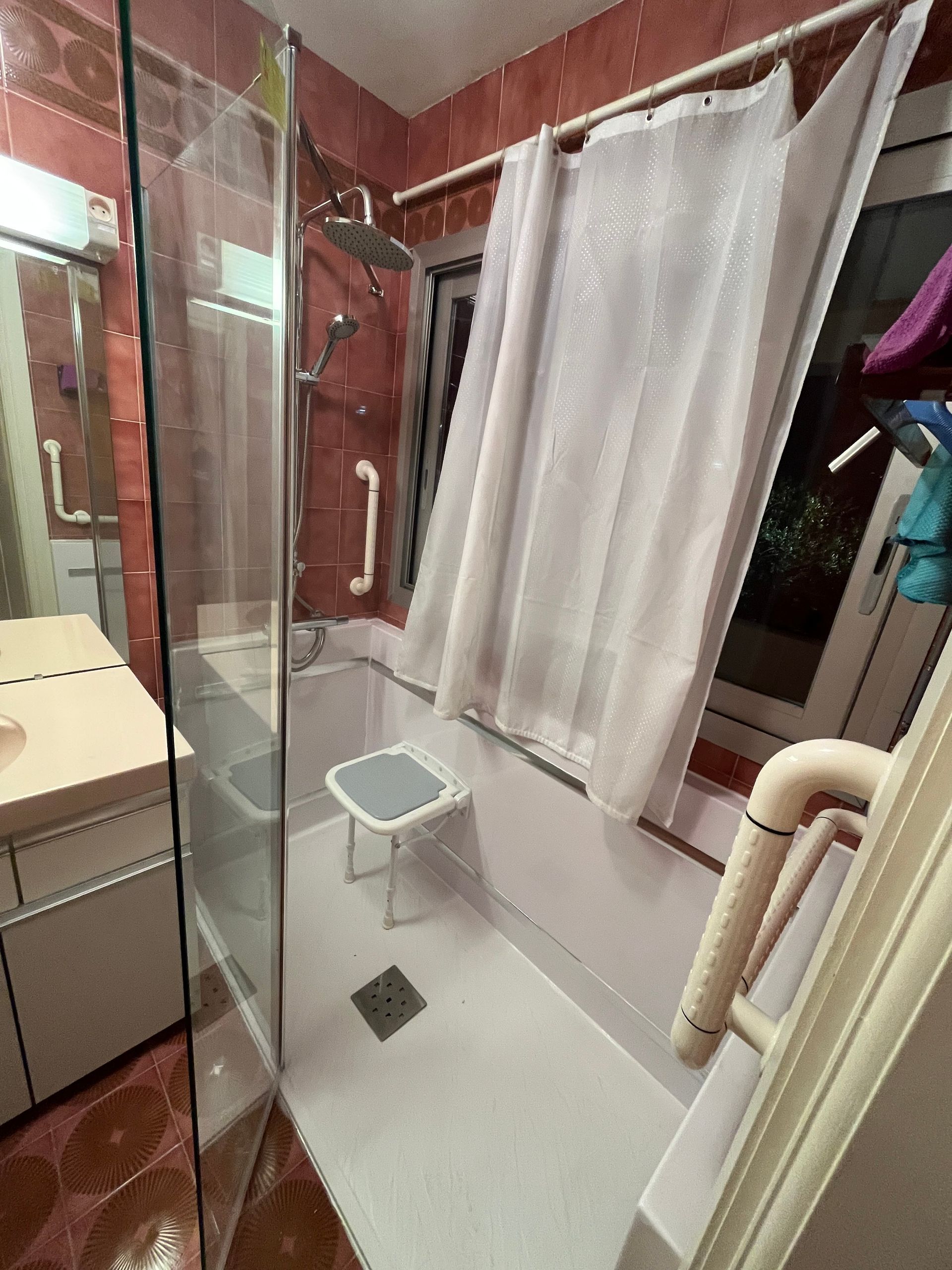 Salle de bains pour personnes à mobilité réduite 