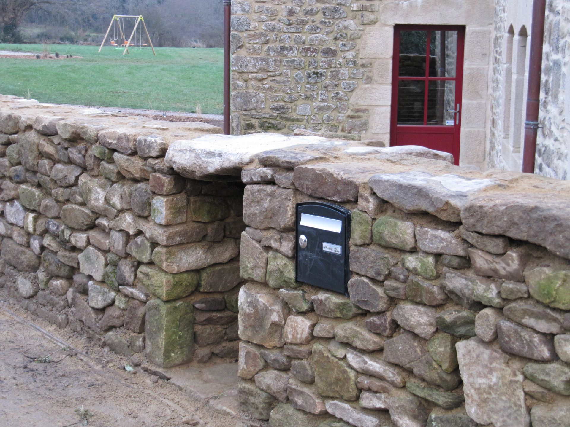 Boîte aux lettres dans un muret en pierres