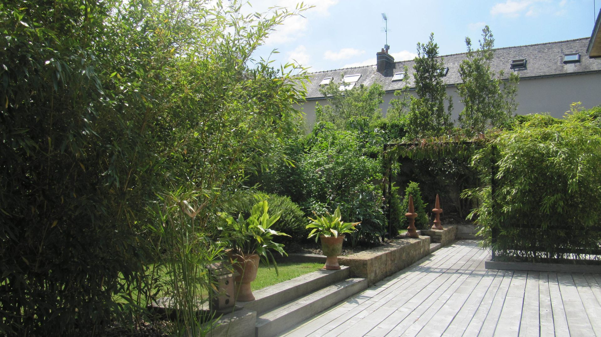 Une terrasse en bois et des bambous