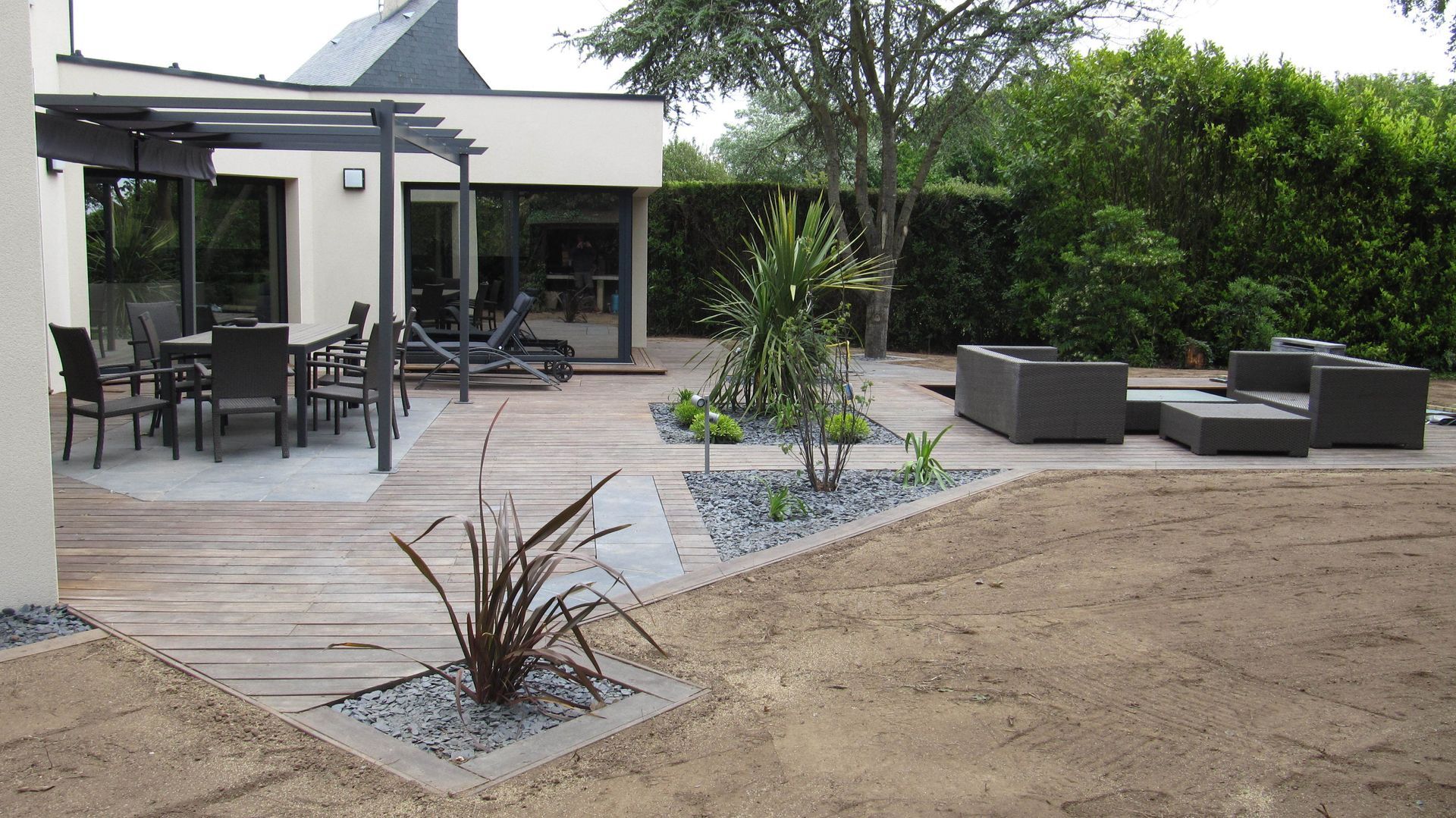 Terrasse en bois et salon de jardin