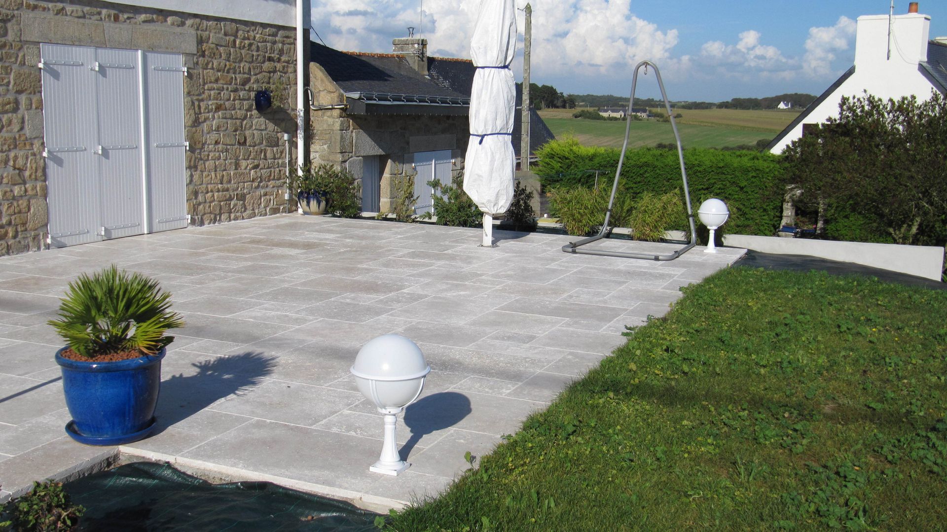 Terrasse en pierre au-dessus d'un bain à remous