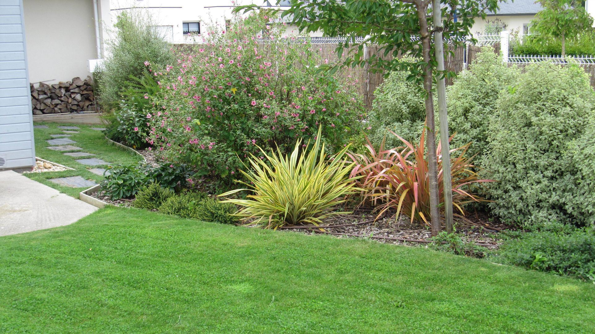 Des massifs et du gazon