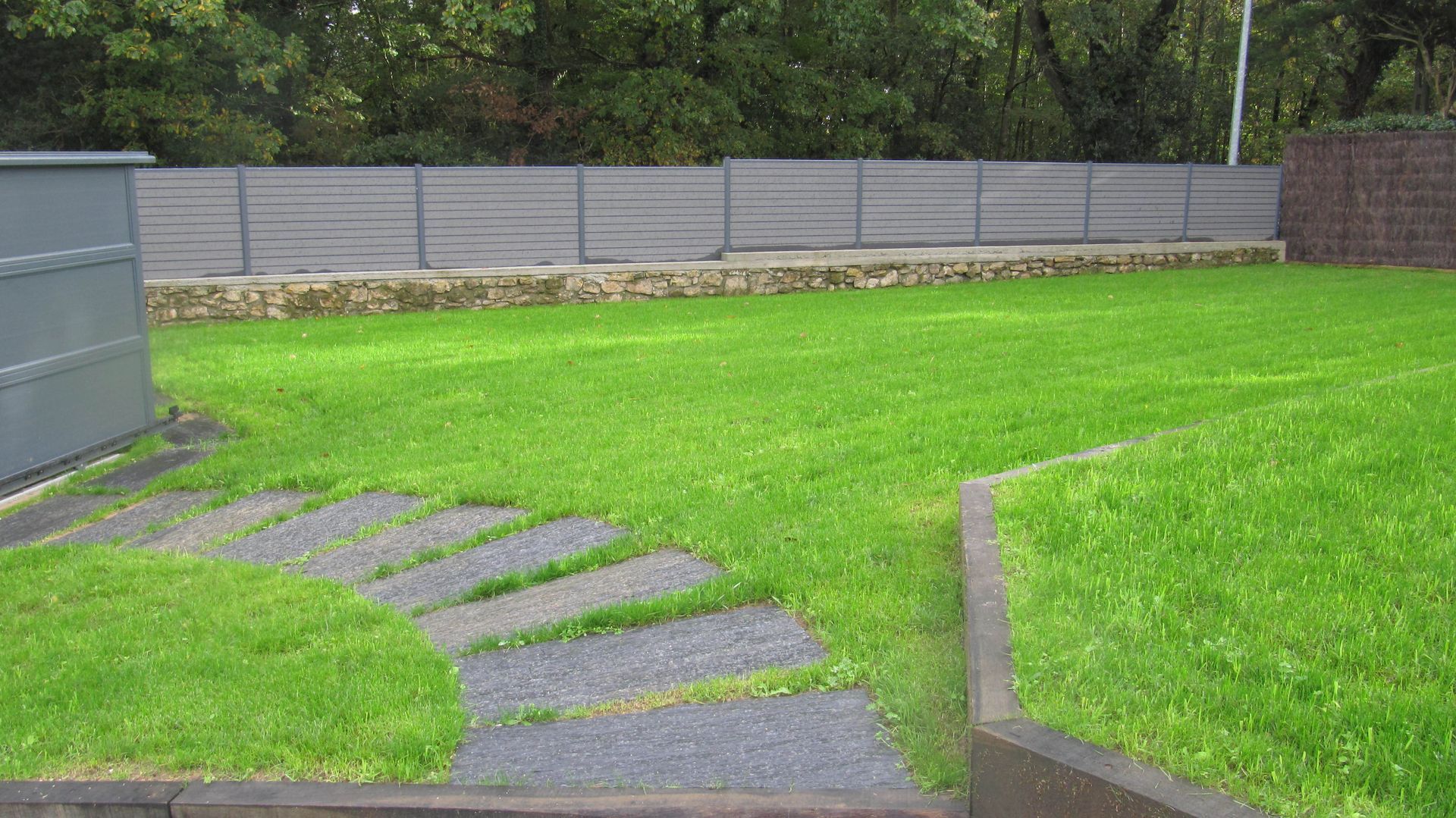 Chemin en ardoise dans du gazon