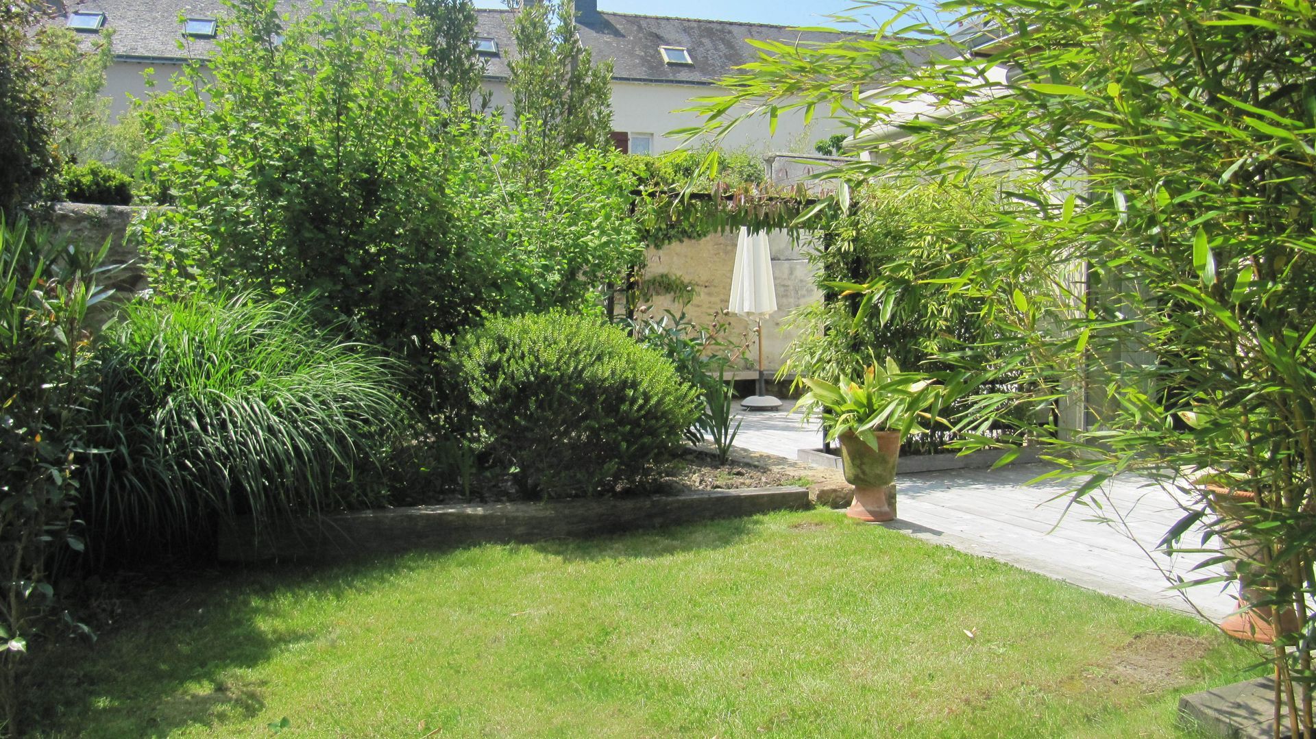 Jardin avec un muret décoré de massifs
