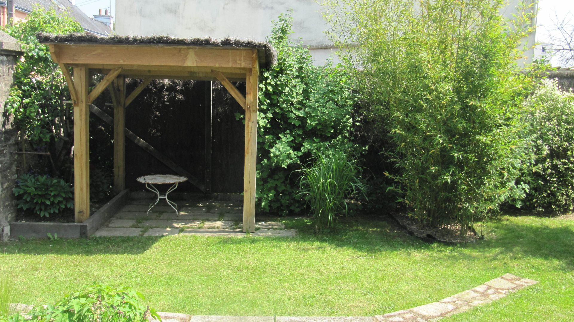 Pergola en bois et table de jardin ombragée