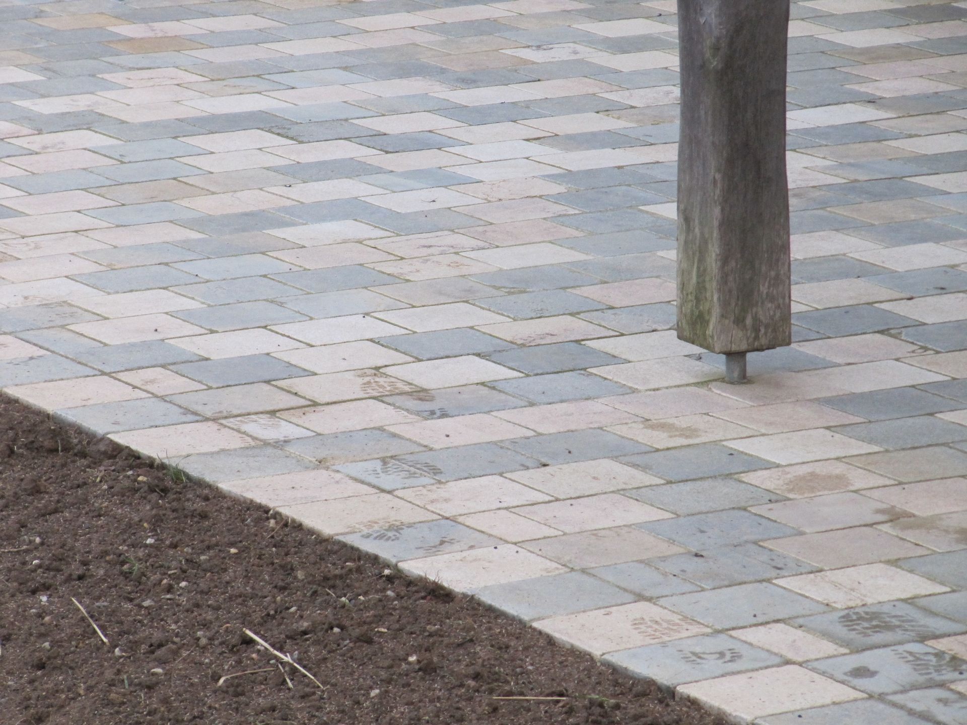 Terrasse en pavés et poteau en bois