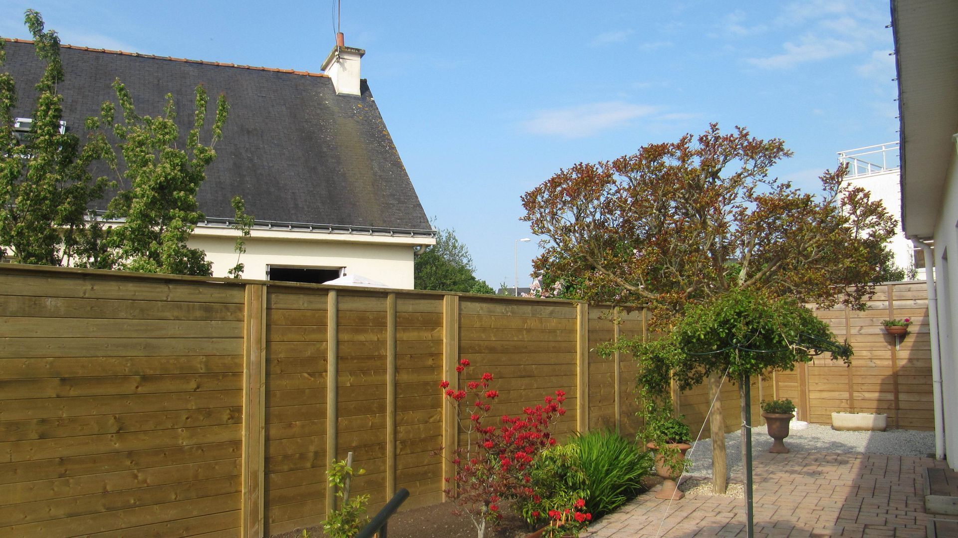 Palissade en bois devant une maison
