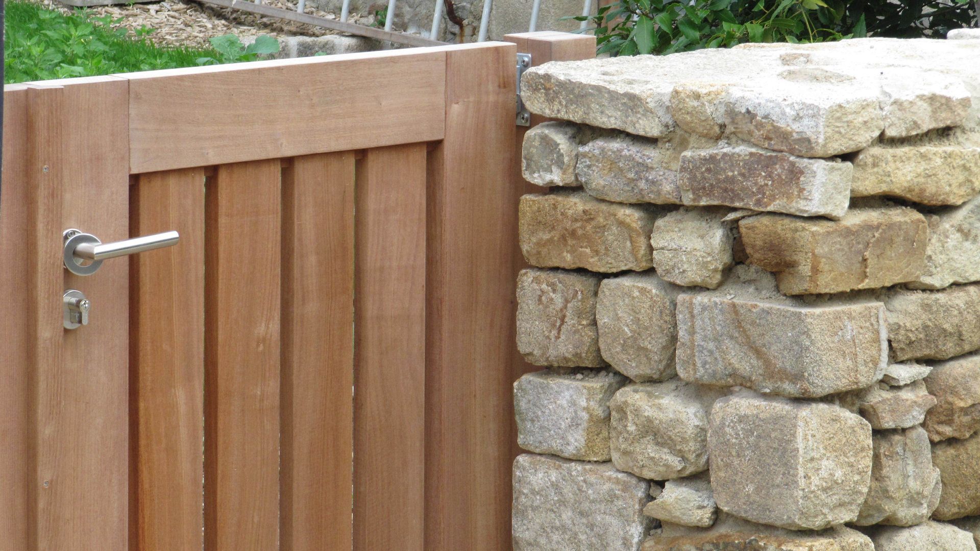 Portillon en bois et mur en pierres
