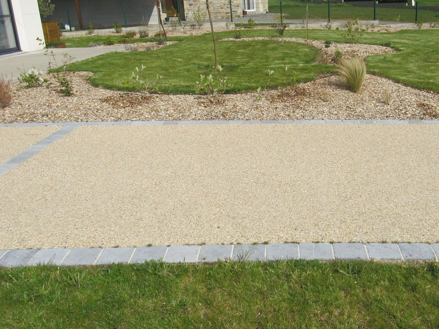 Allée en béton drainant et pavés