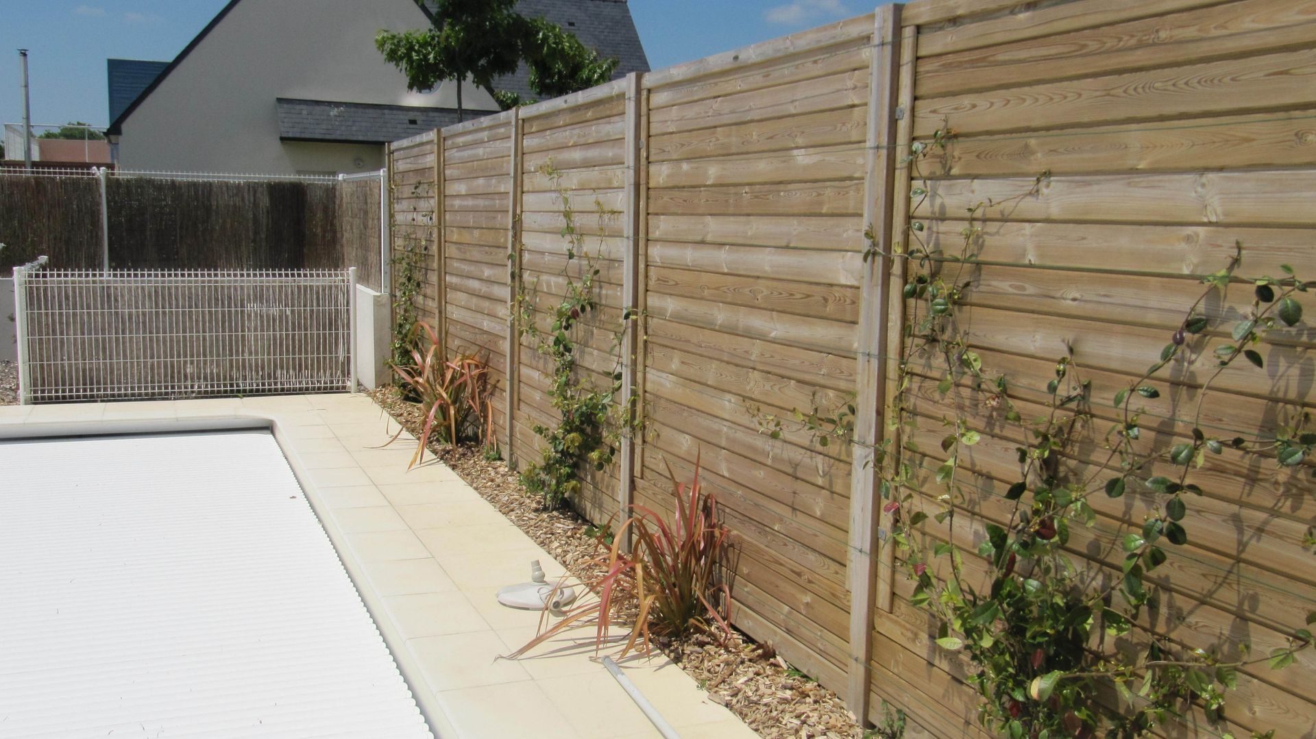 Clôture en bois et piscine