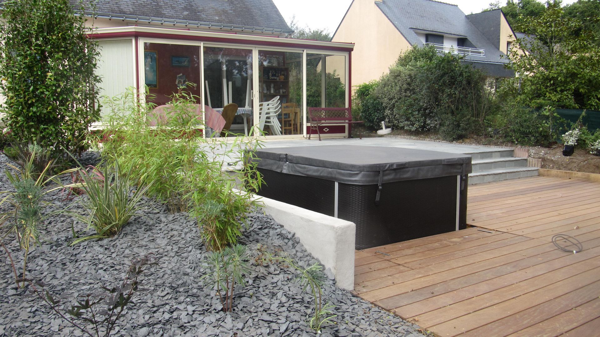 Bain à remous sur une terrasse en bois