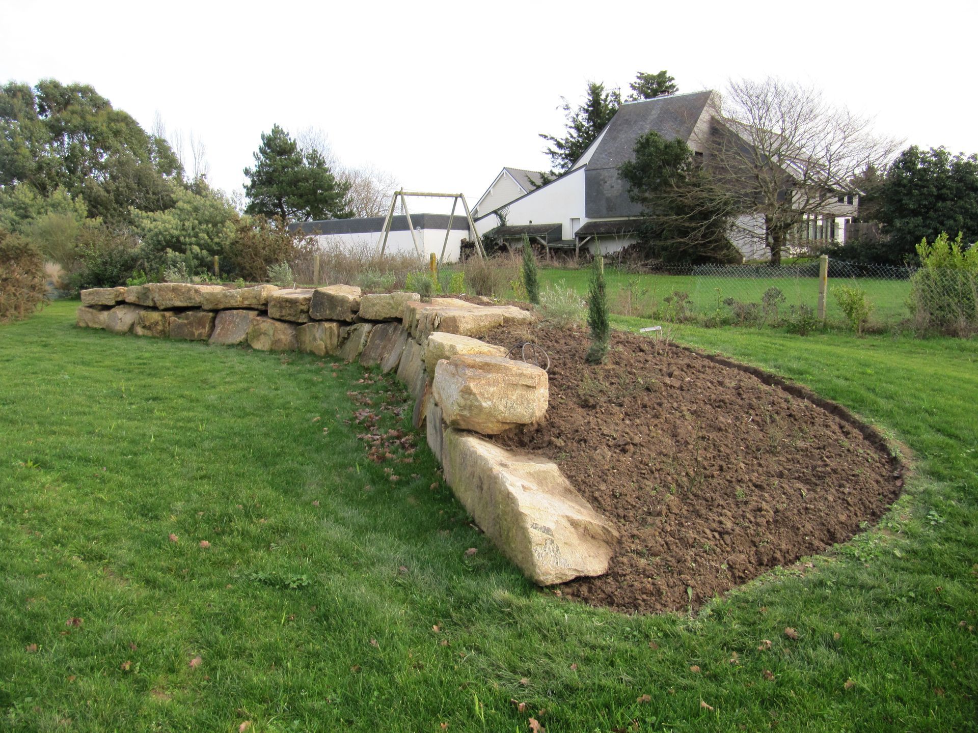 Mur en grosses pierres et plantations