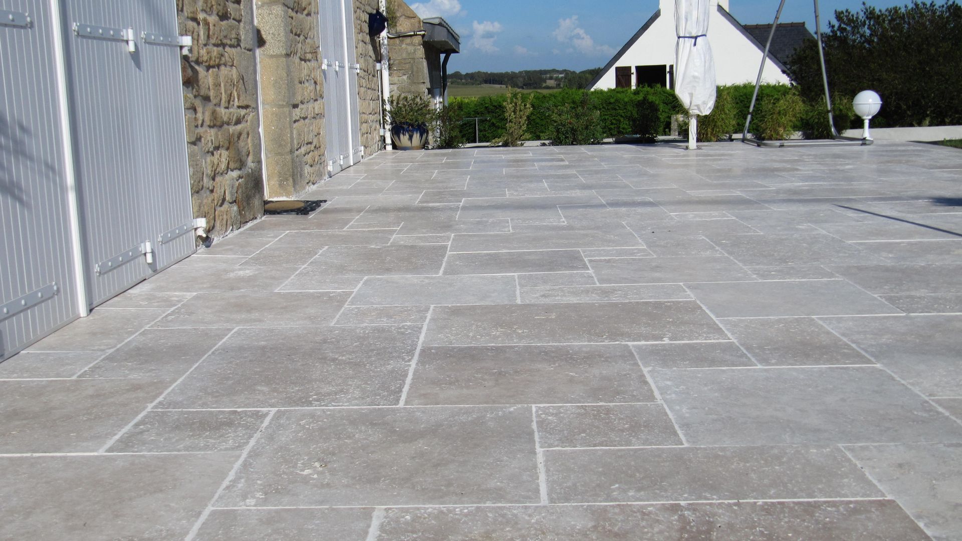 Terrasse en pierres carrées de différentes tailles