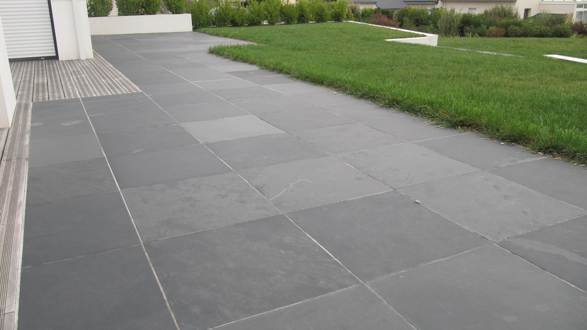 Terrasse en pierres, grands carreaux gris
