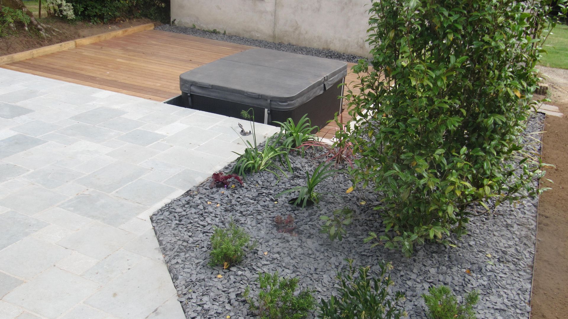 Terrasse en pierre au-dessus d'un bain à remous