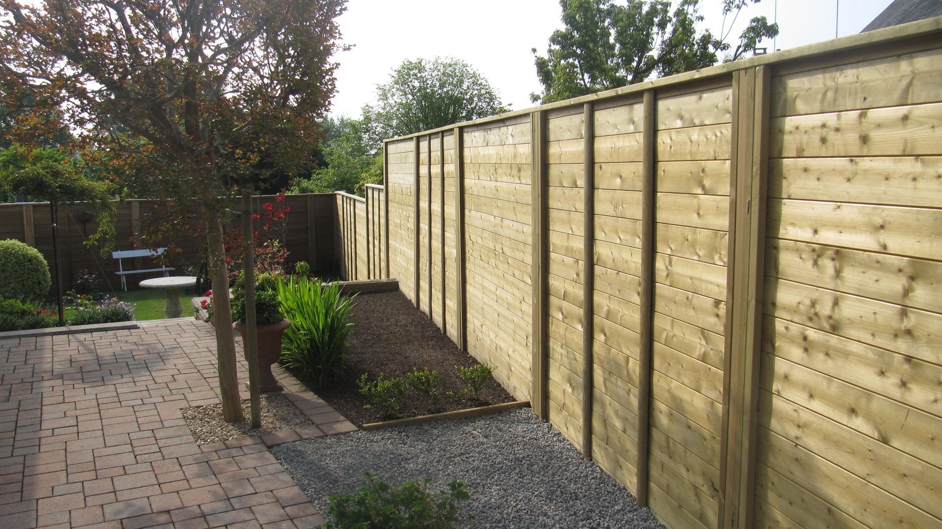 Palissade en bois le long d'une terrasse
