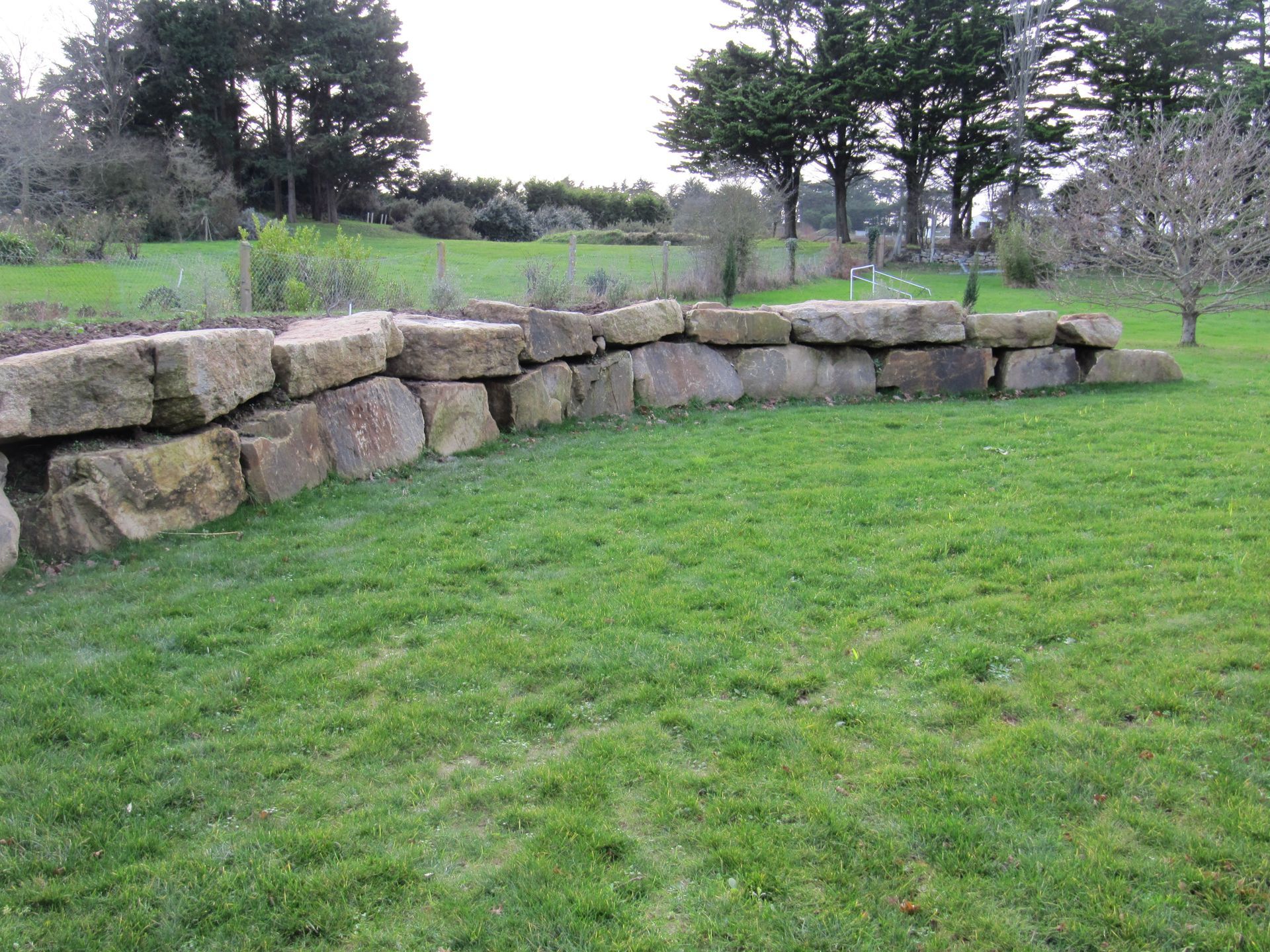 Mur en grosses pierres