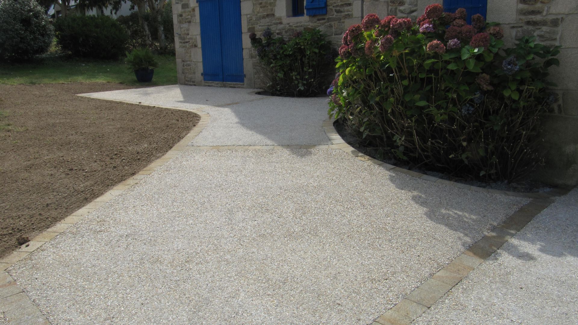 Un chemin d'accès en béton clair