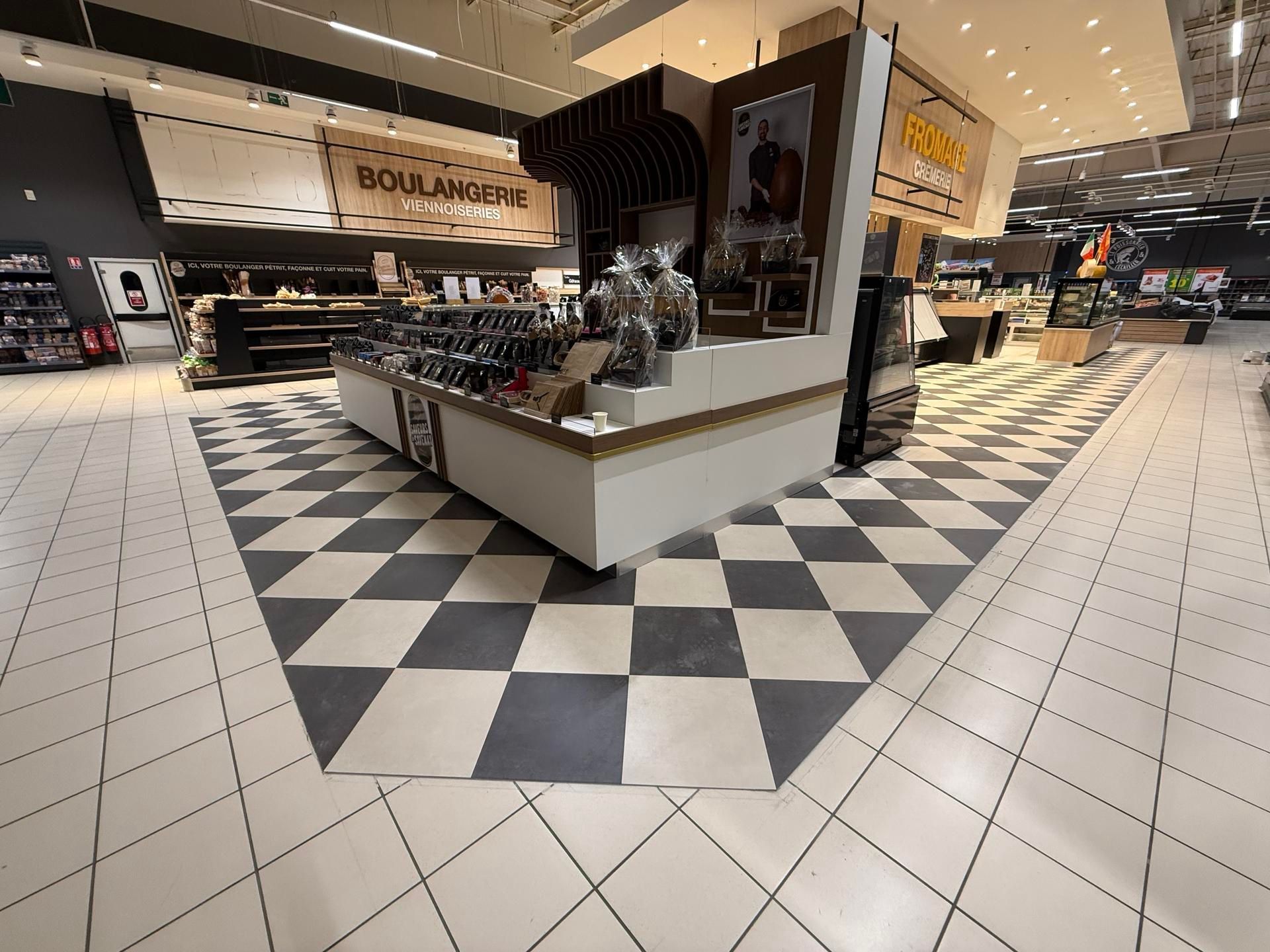 Une maison à deux étages avec des murs extérieurs d'un bleu turquoise éclatant, des boiseries blanches, une porte d'entrée en verre foncé et une porte de garage blanche.