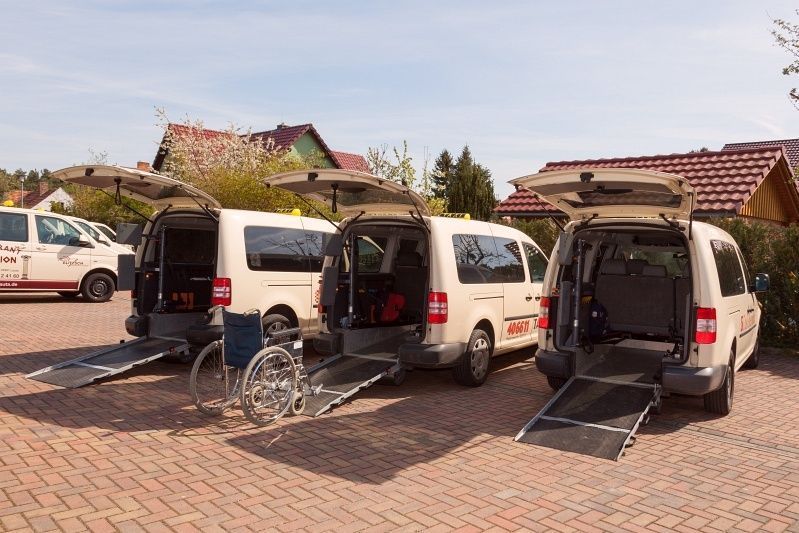 Rollstuhl wird in Taxi geladen