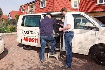 Älterer Mann steigt ins Taxi