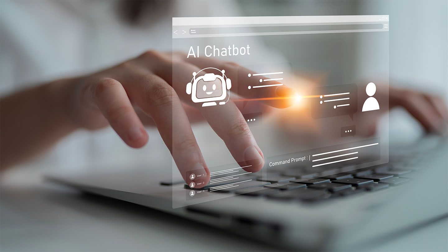 Mains d'une personne tapant sur un ordinateur portable ; superposition translucide avec icône de chatbot IA et visualisation de données.