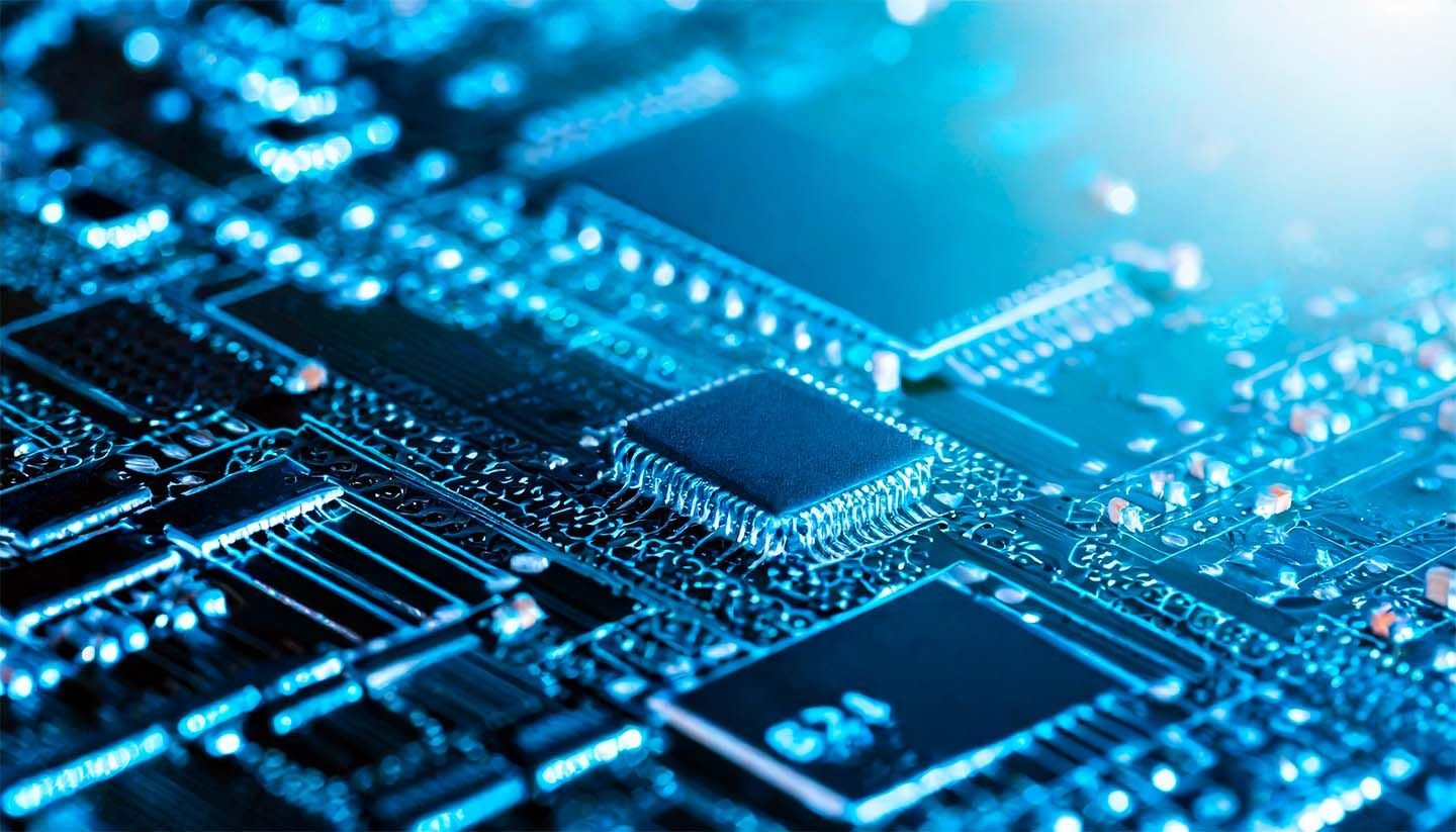 Gros plan sur une carte de circuit imprimé bleue comportant divers composants électroniques