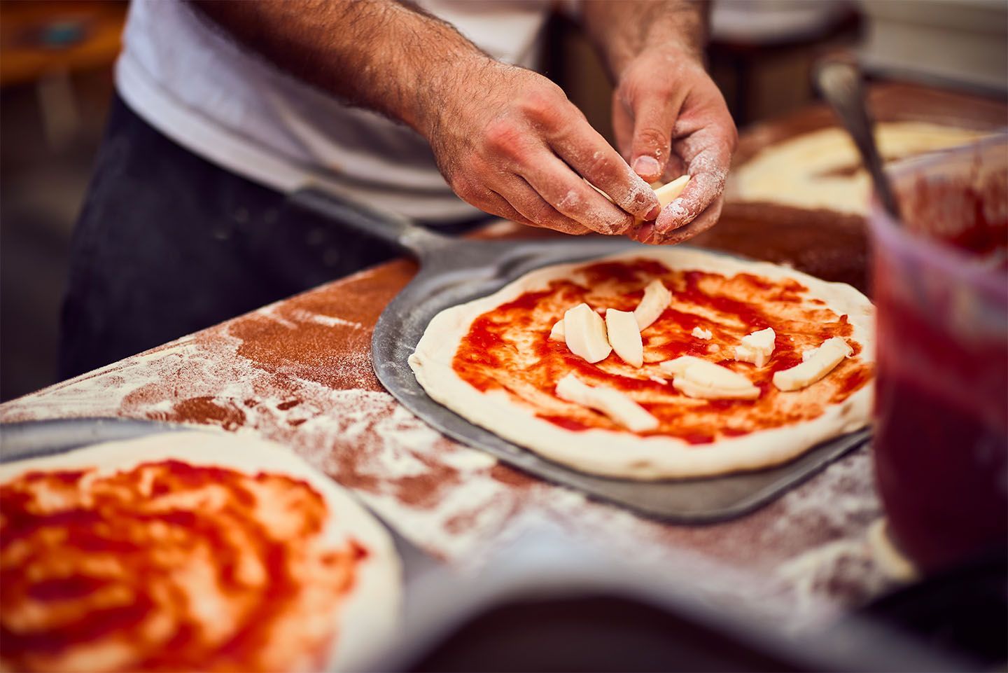 Préparation professionnelle de pizza