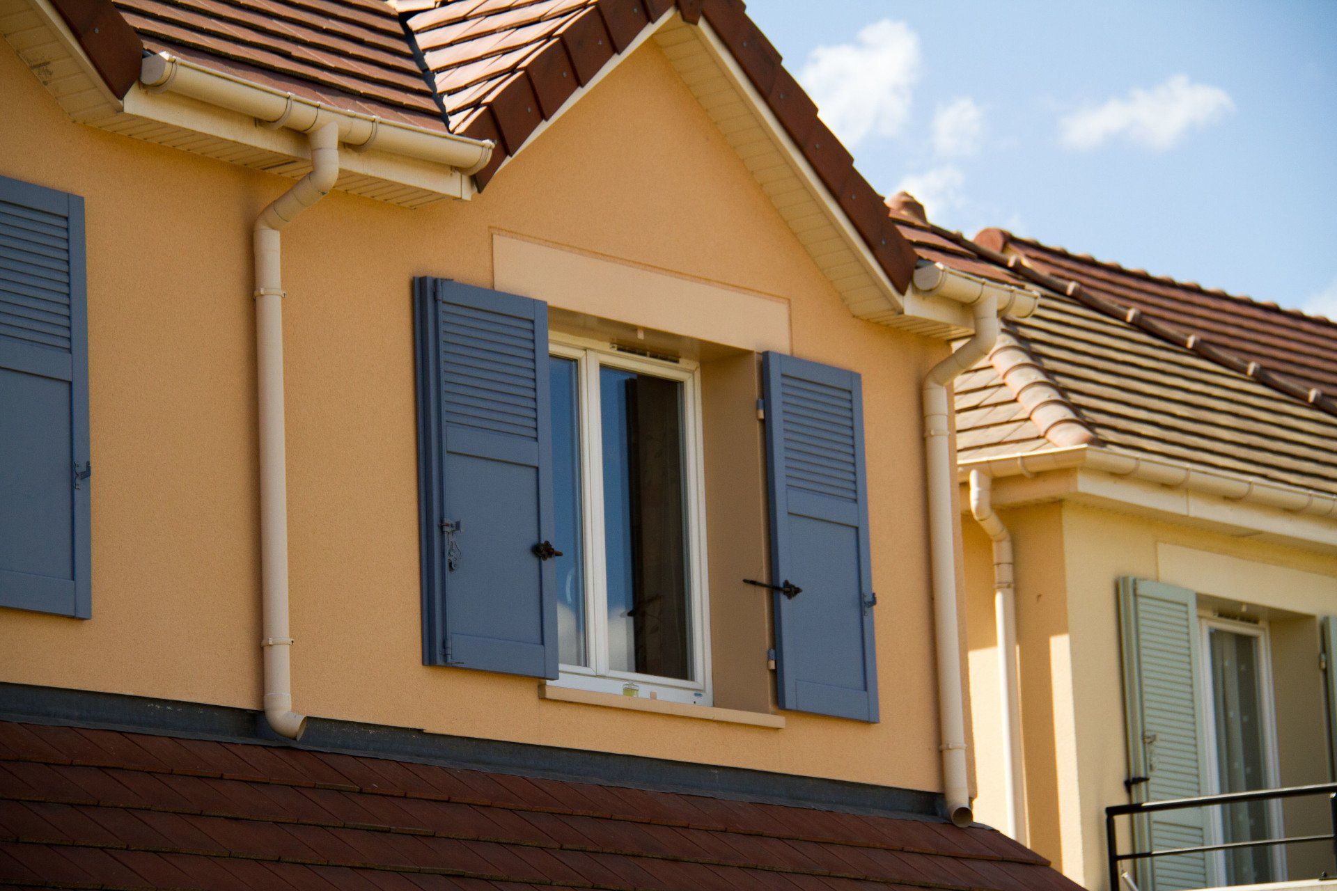 Volets battants gris