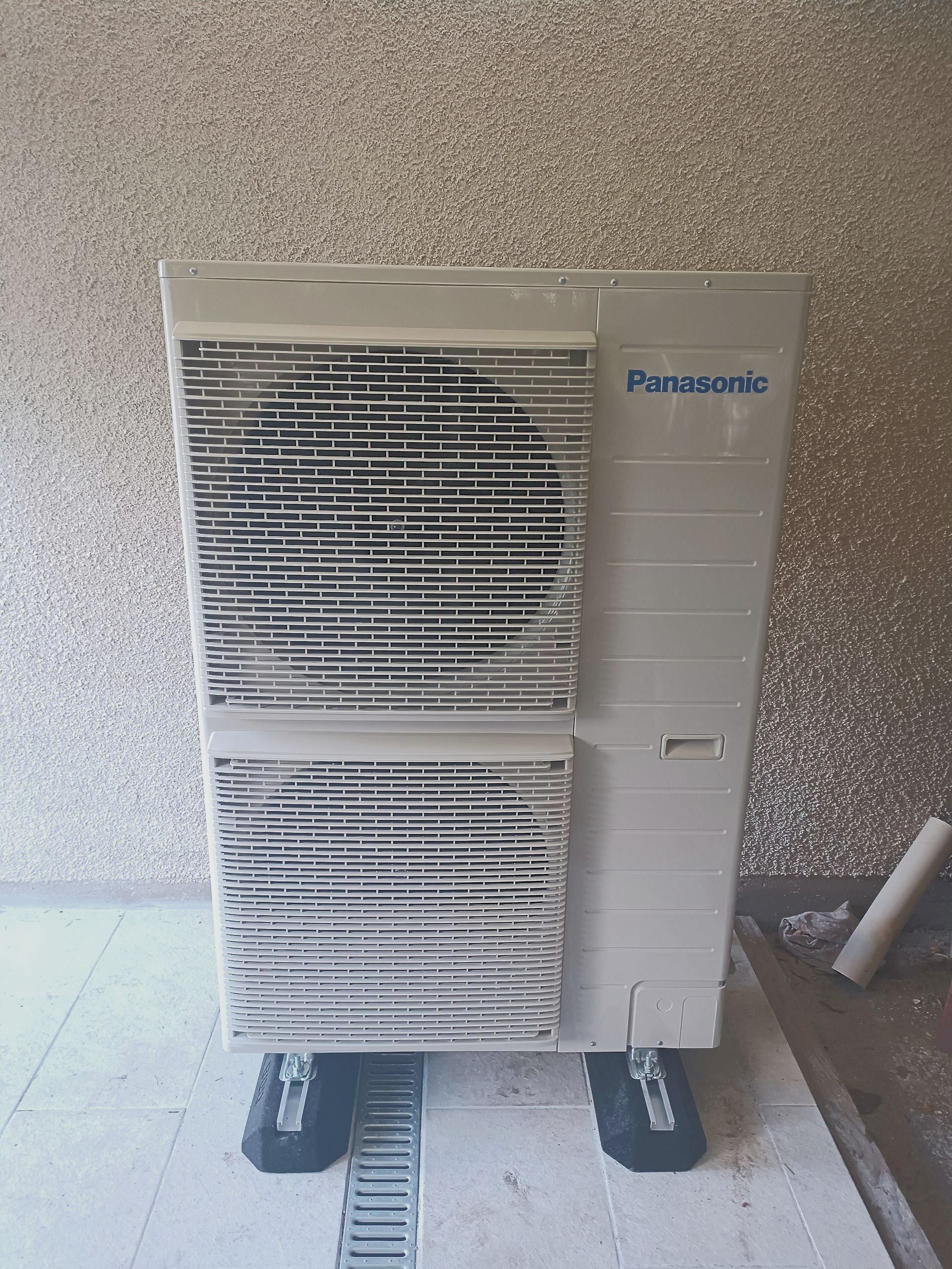 Deux unités extérieures de pompe à chaleur posées l'une sur l'autre