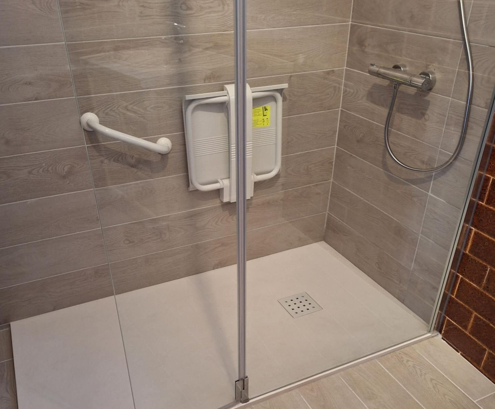 Douche à l'italienne aménagée pour les personnes à mobilité réduite