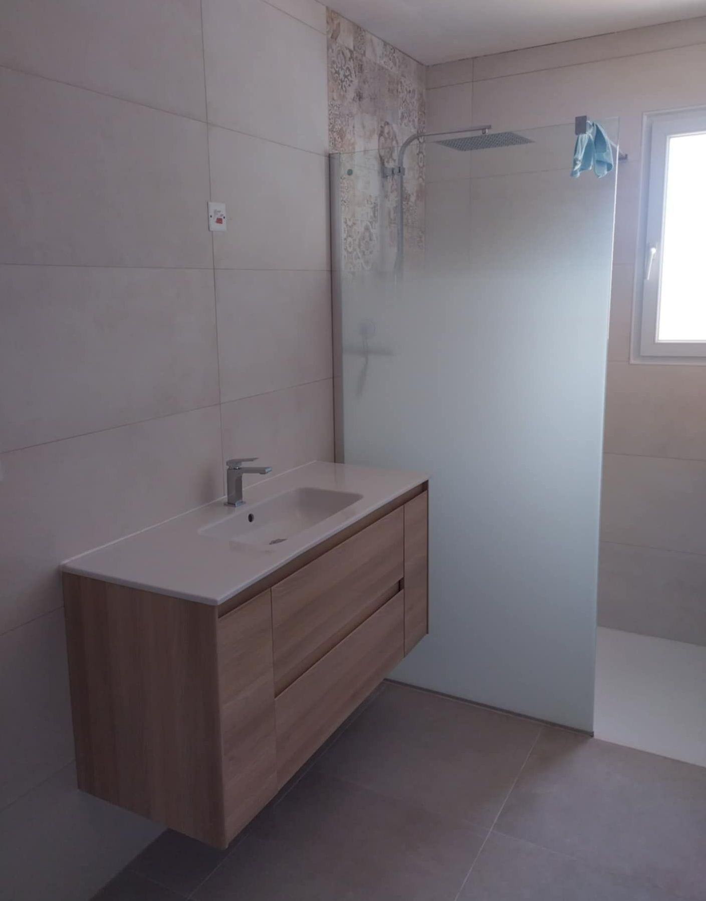 Salle d'eau avec lavabo, meuble moderne et douche à l'italienne