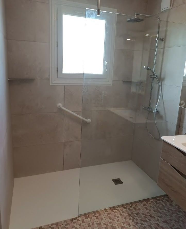 Douche à l'italienne équipée pour les personnes à mobilité réduite