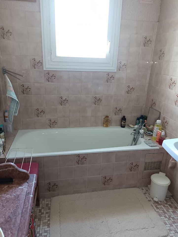 Baignoire avec carrelage ancien