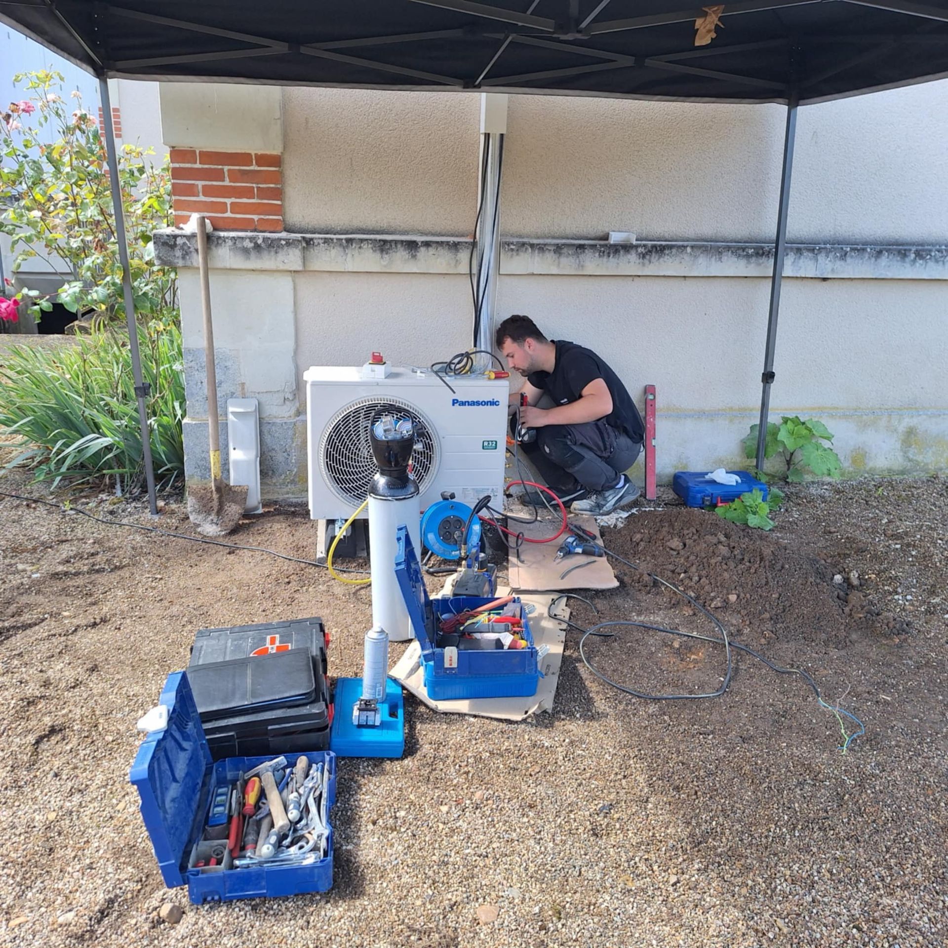 Un technicien pose une unité extérieure de pompe à chaleur
