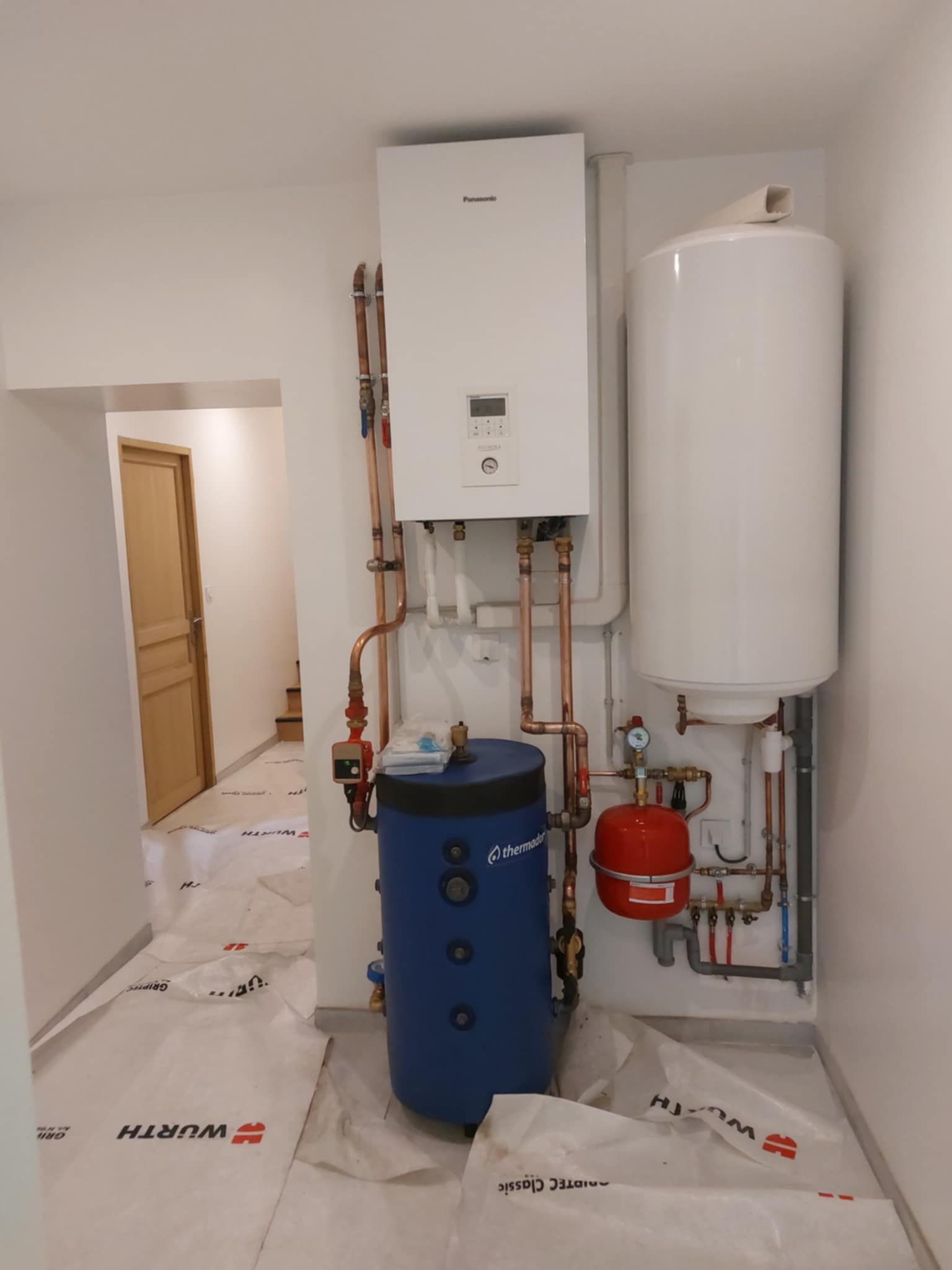 Chaufferie avec chauffe-eau et pompe à chaleur