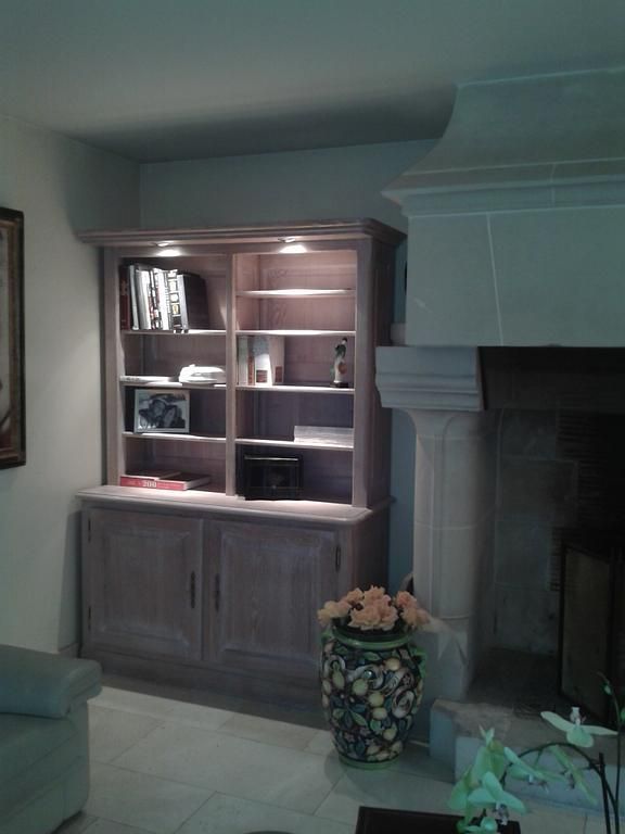 Une bibliothèque en bois