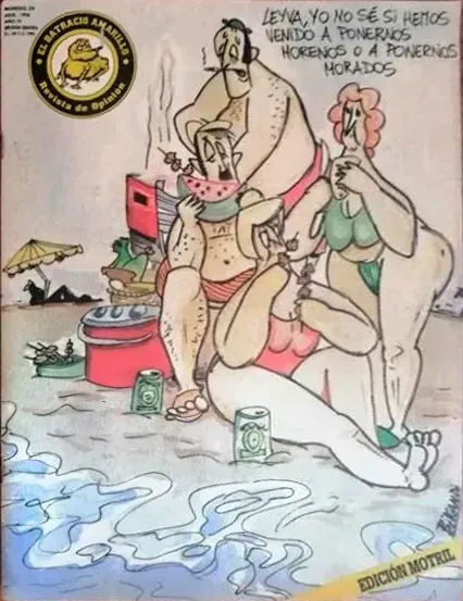 Caricatura de tres personas en un lavabo con agua acumulada en el suelo y un mensaje de protesta en español en la pared.