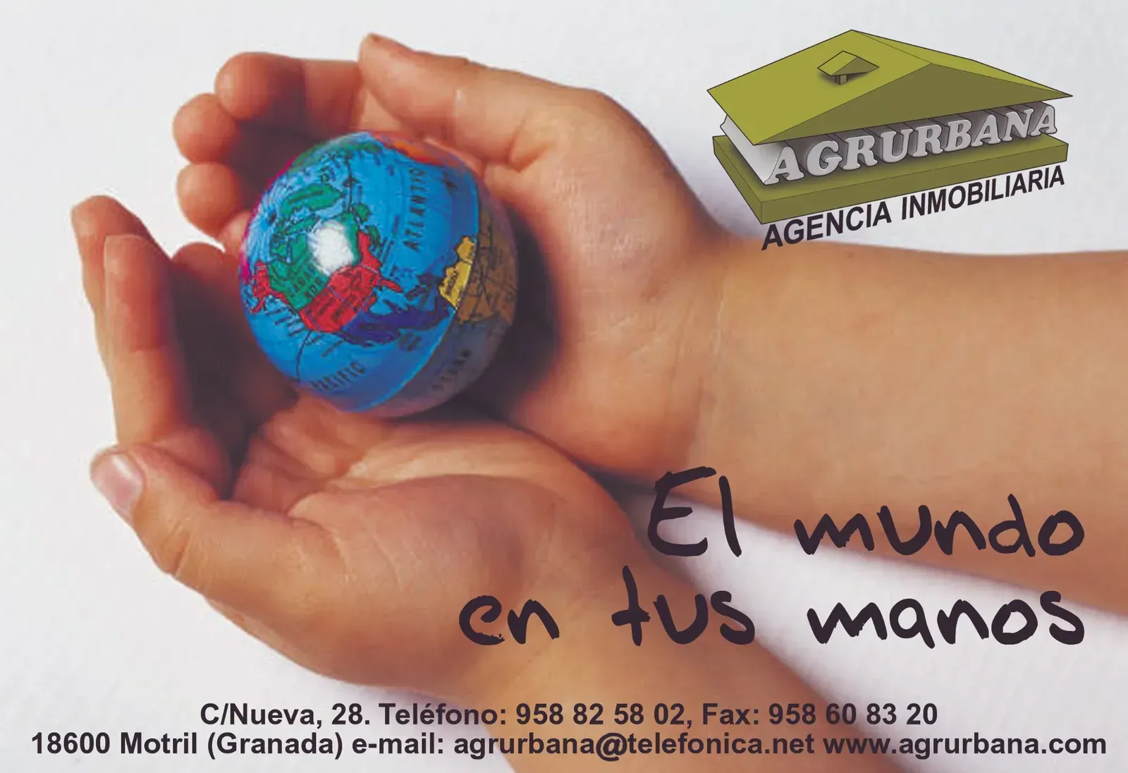 Manos sosteniendo un pequeño globo terráqueo con el texto “El mundo en tus manos” y el logotipo de la inmobiliaria Agurbana.